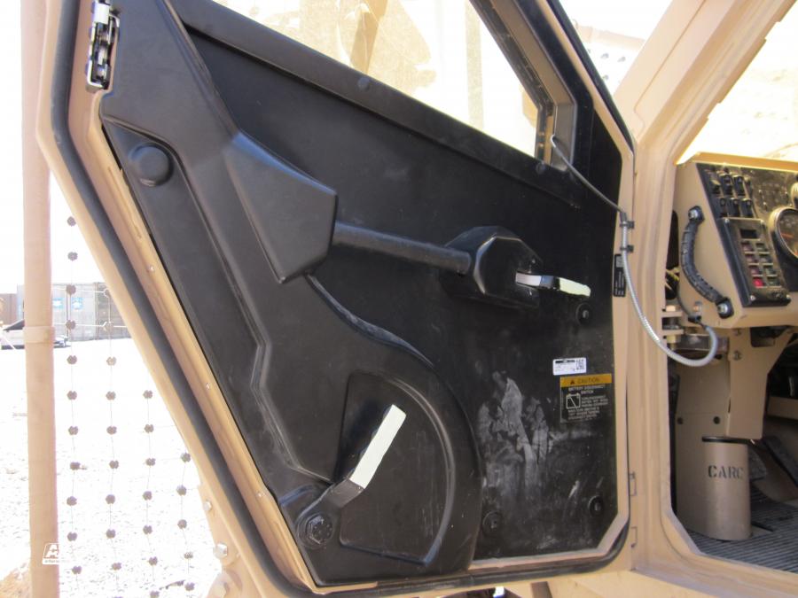 Детали интерьера Oshkosh M-ATV 2009 года  (фото 389 из 676)